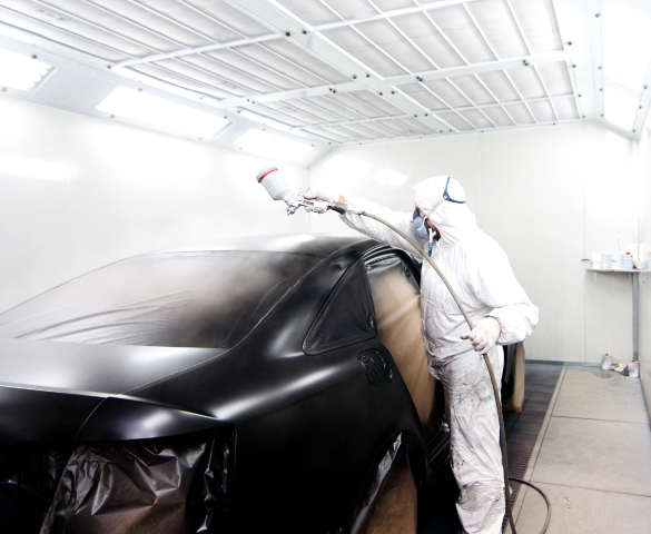 Peinture et carrosserie réalisé en cabine par un professionel en combinaison dans notre atelier technique de Aunay-sous-Auneau (28700)